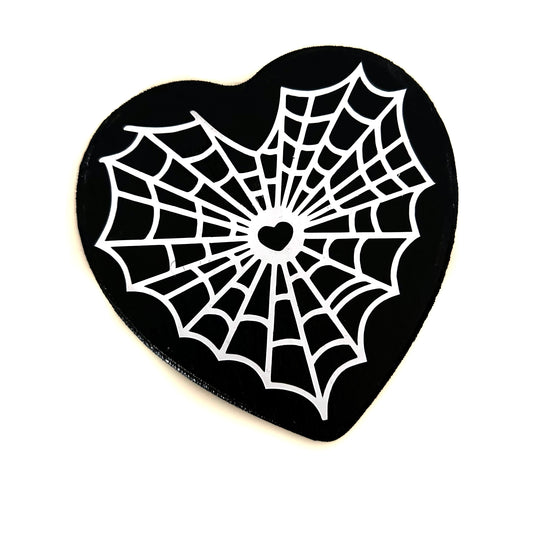 Kleines Holzschild in Herzform, schwarz mit einem aufgedruckten Spinnennetz