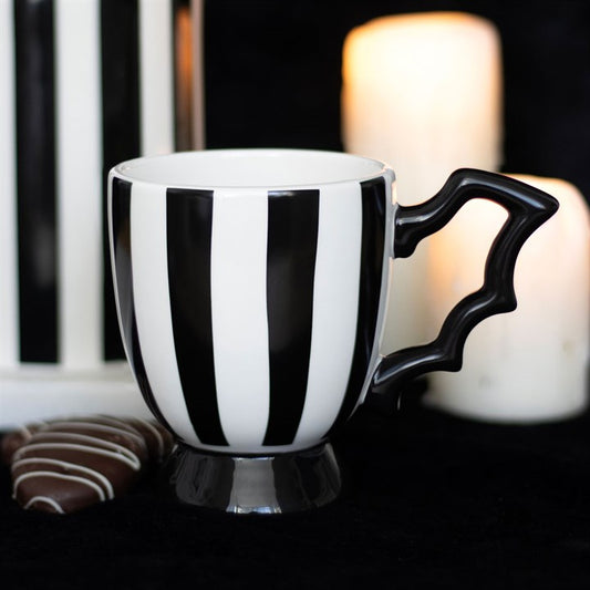 Schwarze Gothic-Tasse mit Fledermausgriff und schwarzen und weißen Längsstreifen - perfekt für Hexen, Gothic-Fans und Halloween-Liebhaber.