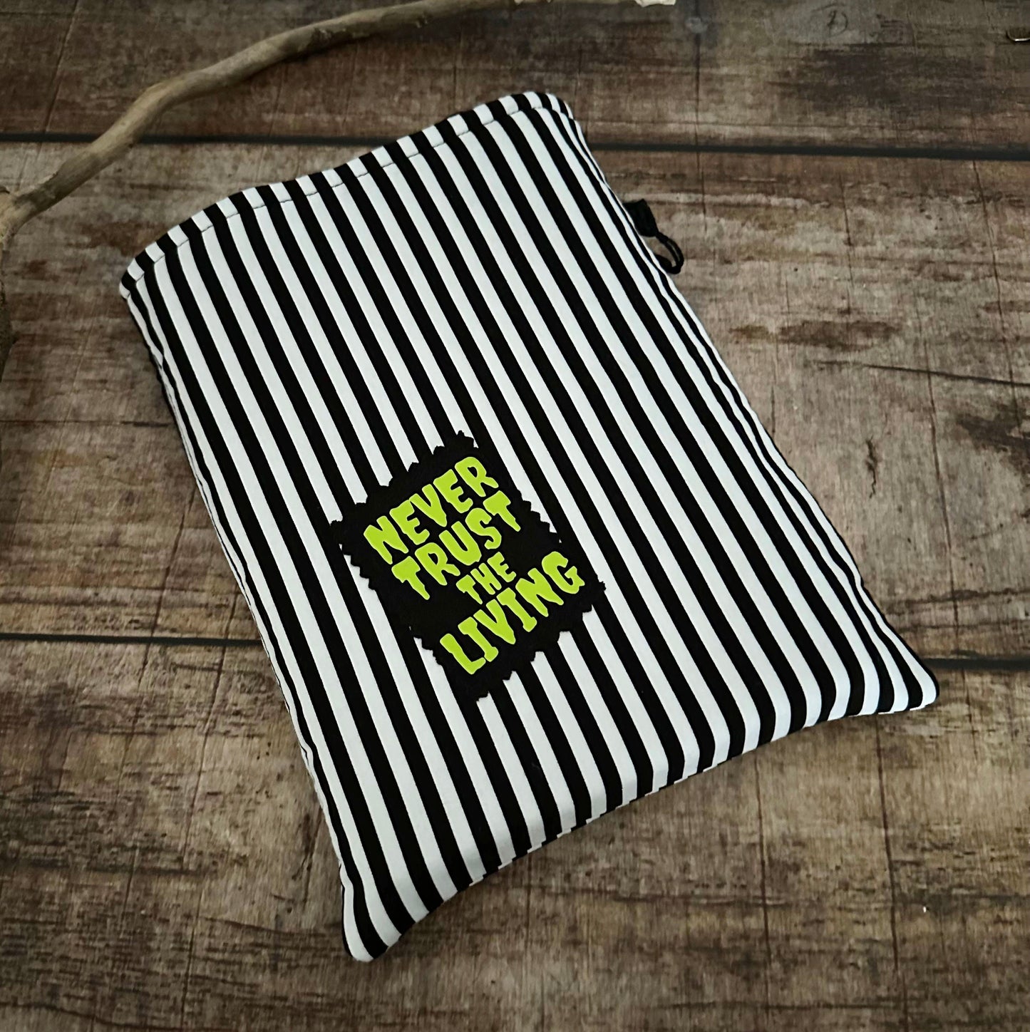 Buchtasche Buchhülle Strange & Unusual Streifen A5