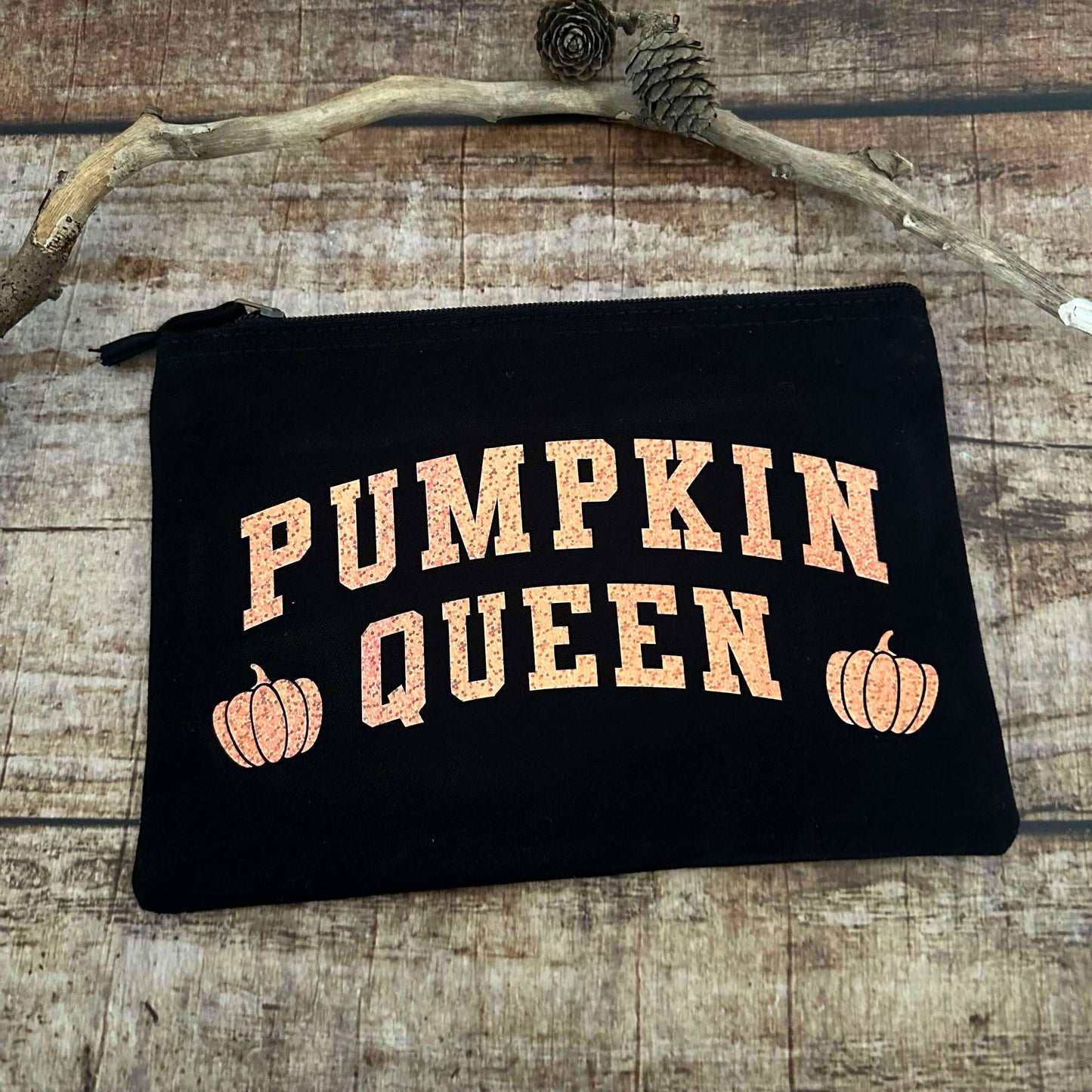 schwarze Kosmetiktasche mit orange-glitzerndem Pumpkin Queen Aufdruck für Halloween 
