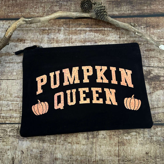 schwarze Kosmetiktasche mit orange-glitzerndem Pumpkin Queen Aufdruck für Halloween 