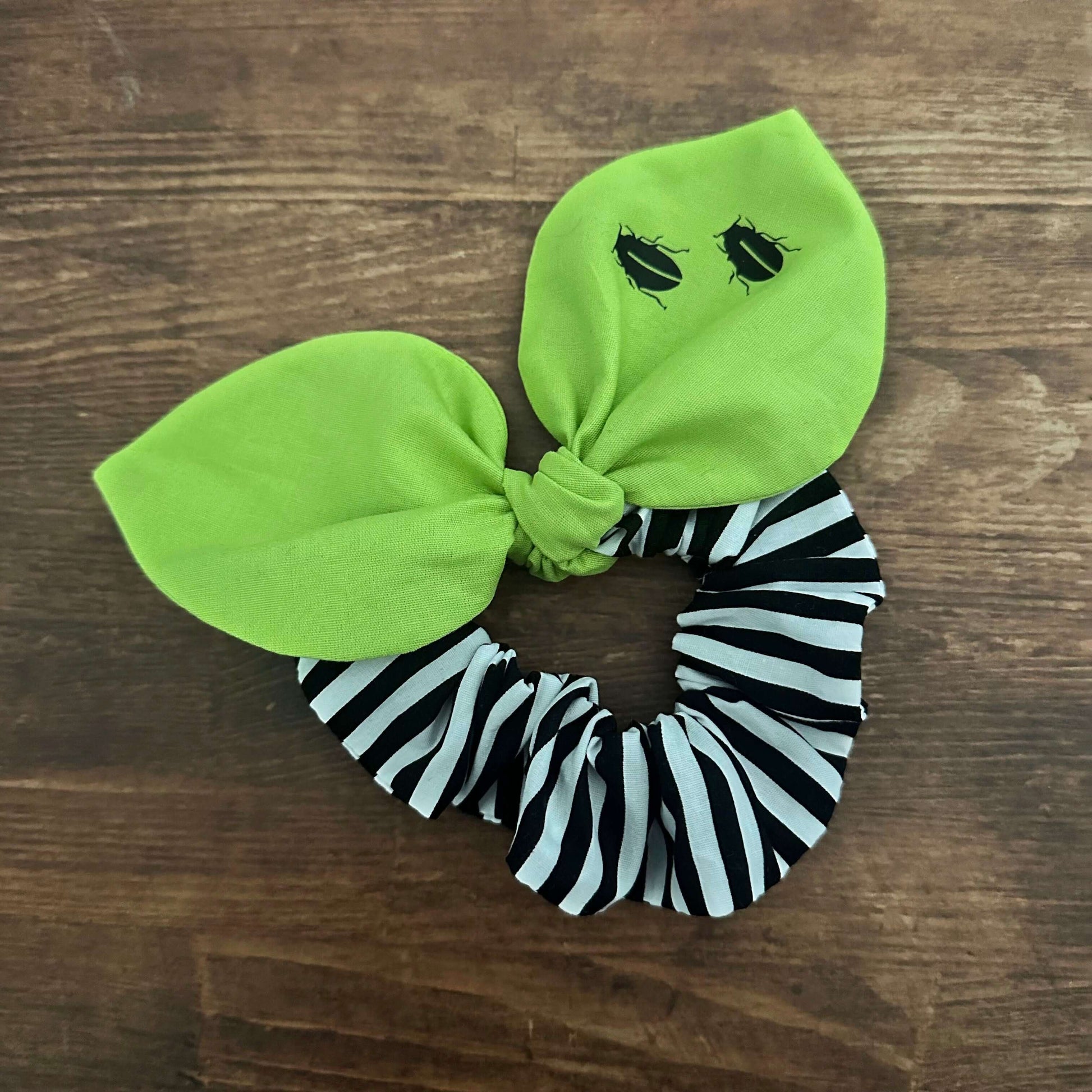 Scrunchie aus Baumwolle, Haargummi Beetle, schwarz-weiß gestreift mit grüner Schleife 