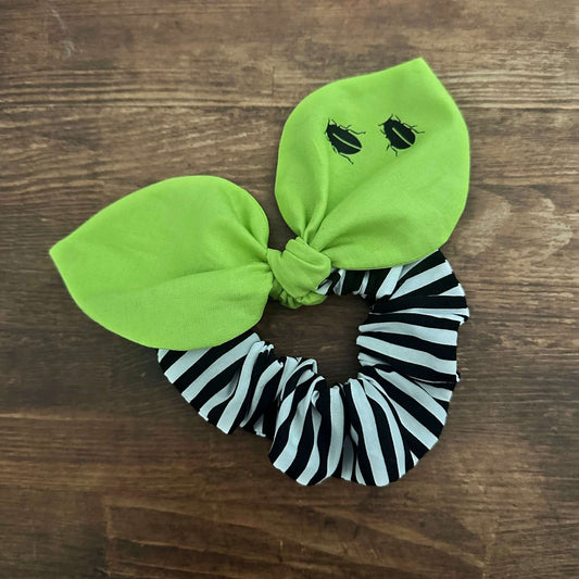 Scrunchie aus Baumwolle, Haargummi Beetle, schwarz-weiß gestreift mit grüner Schleife 