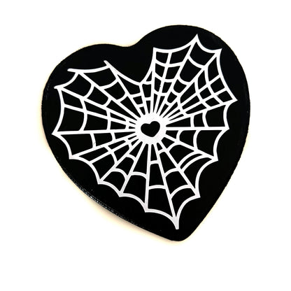 Kleines Holzschild in Herzform, schwarz mit einem aufgedruckten Spinnennetz
