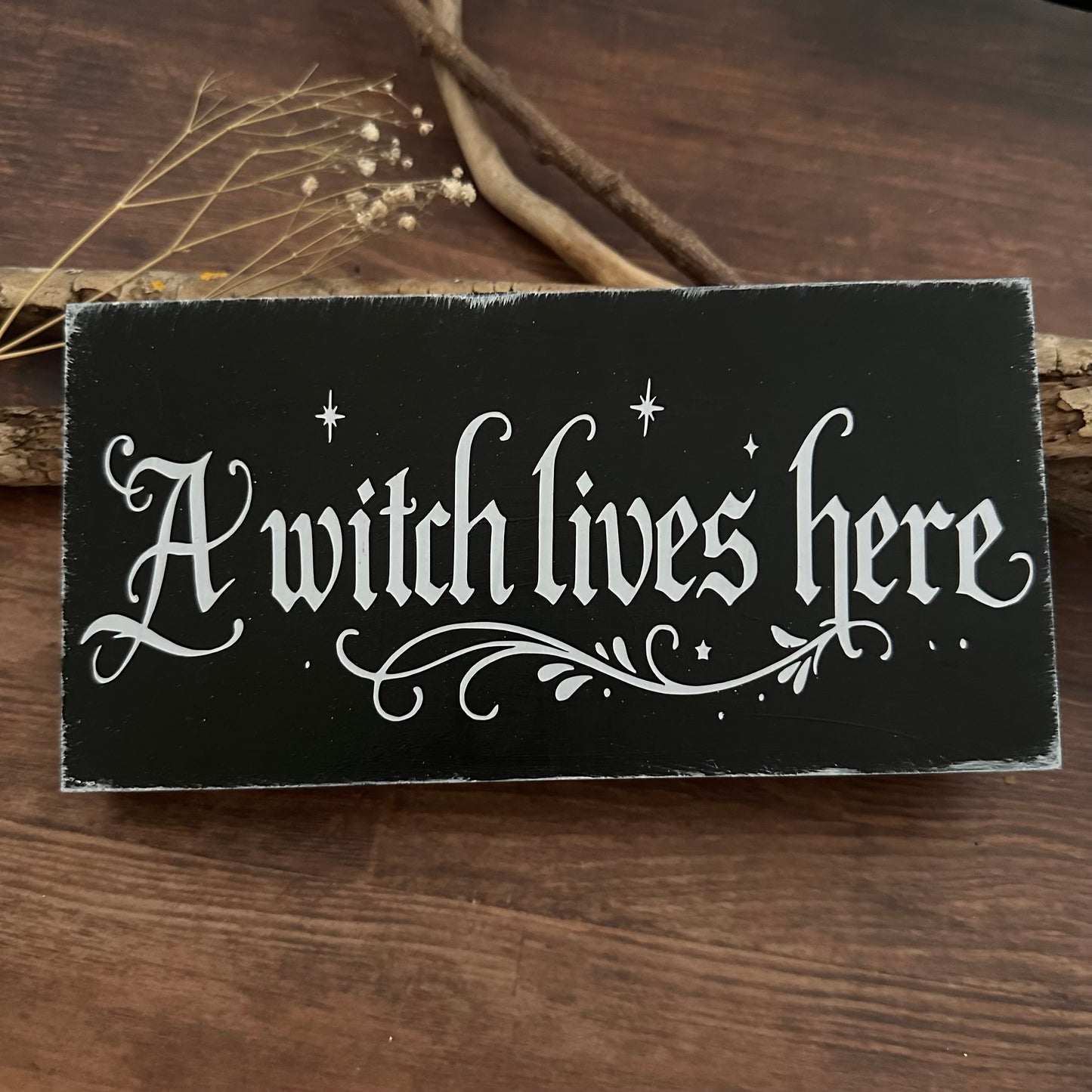A Witch Lives Here – Holzschild