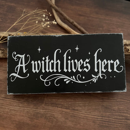 A Witch Lives Here – Holzschild