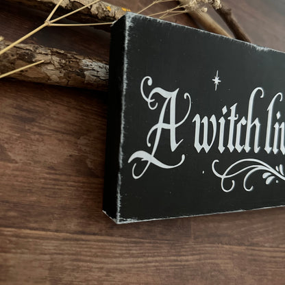 A Witch Lives Here – Holzschild