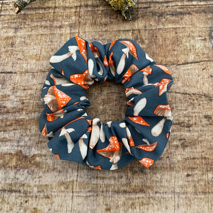 Scrunchie Haargummi Fliegenpilze blau Cottagecore