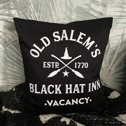 Kissen mit Druck Old Salem's Black Hat Inn schwarz