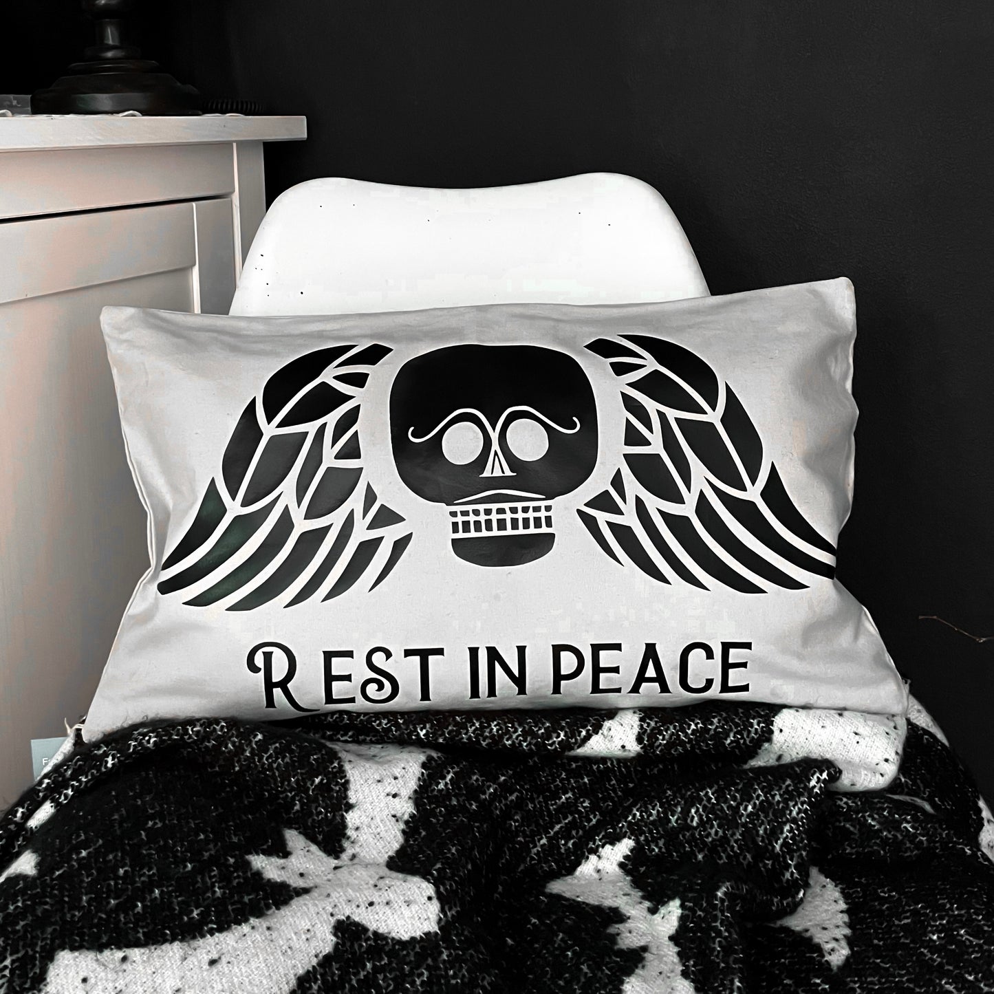 Kissenbezug mit Druck Rest in Peace grau Winged skull grau