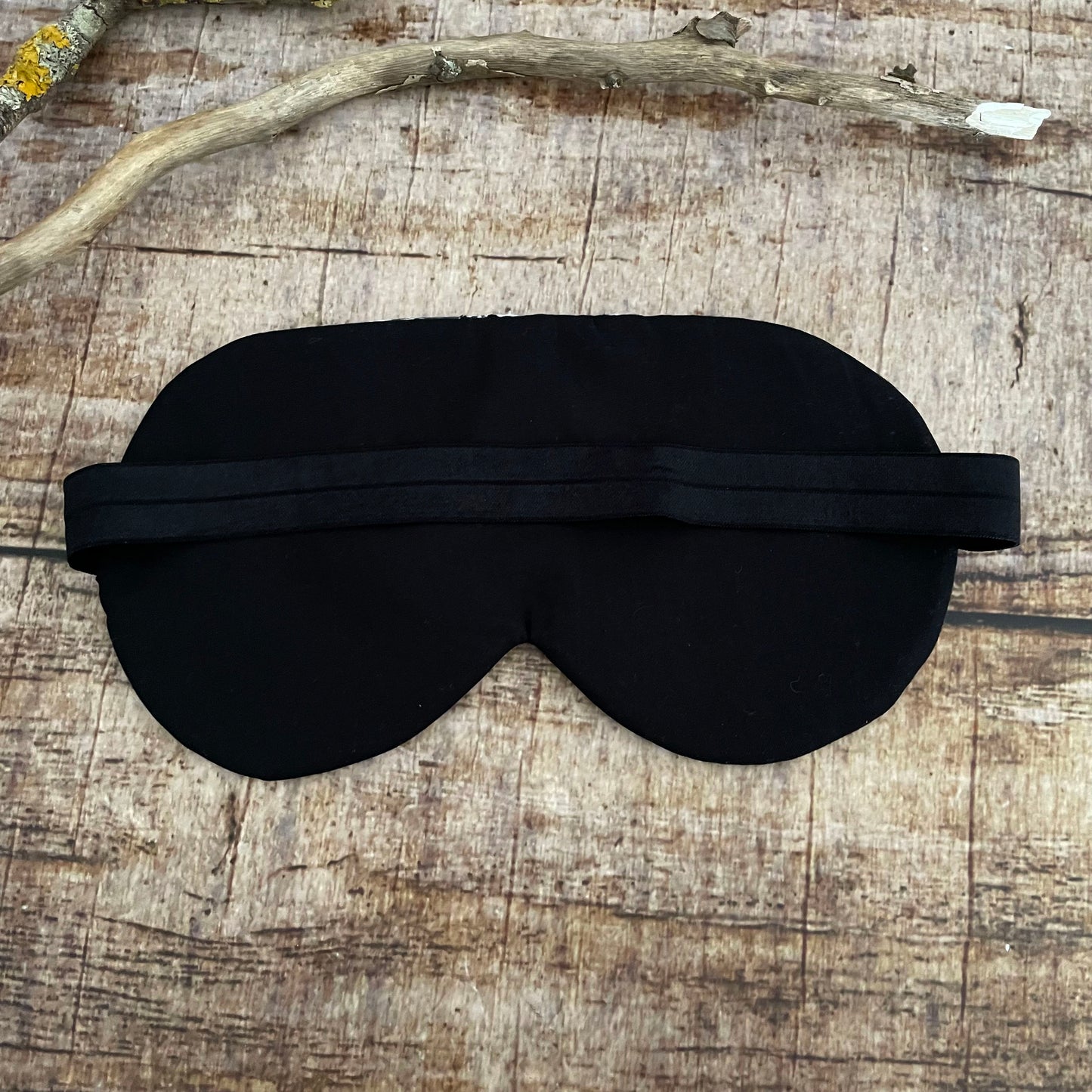 Schlafmaske Totenköpfe schwarz Reisemaske