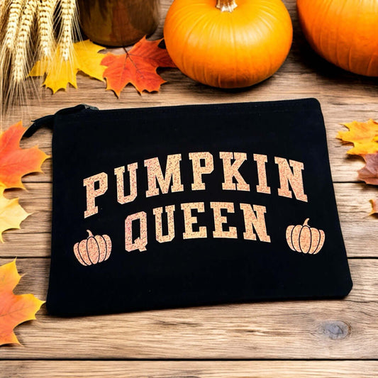 schwarze Kosmetiktasche mit orange-glitzerndem Pumpkin Queen Aufdruck für Halloween 