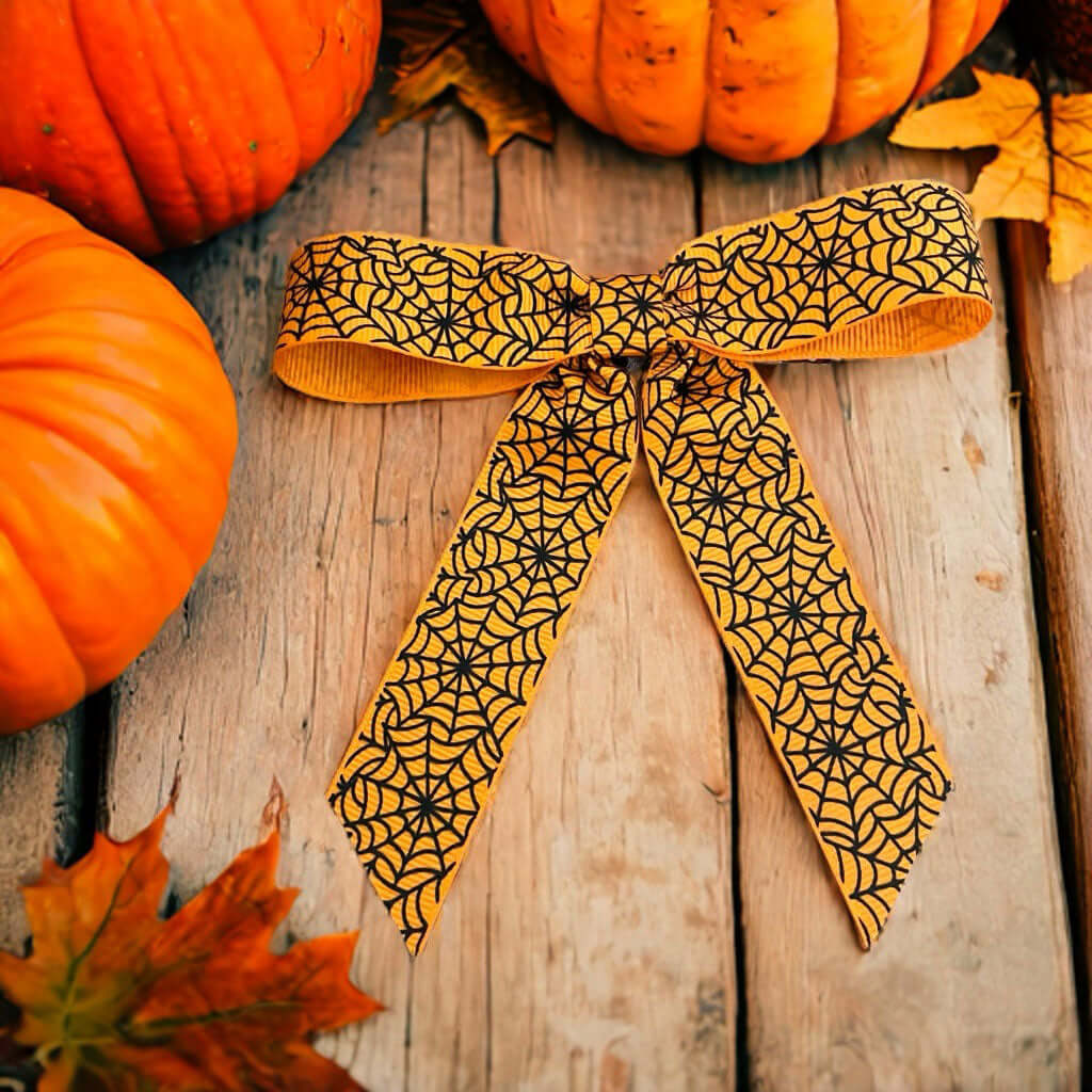 Haarschleife für Halloween in orange mit Spinnennetzmuster 