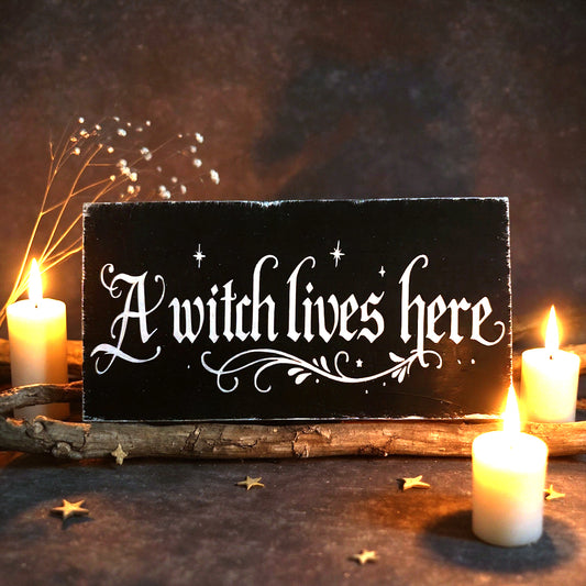 A Witch Lives Here – Holzschild